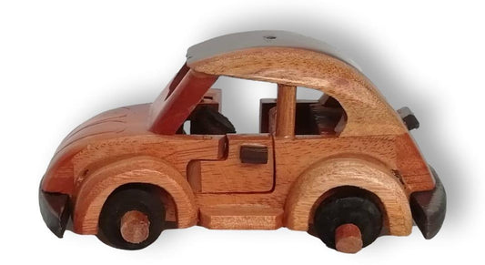 Auto artesanal en madera dura de 13cm.