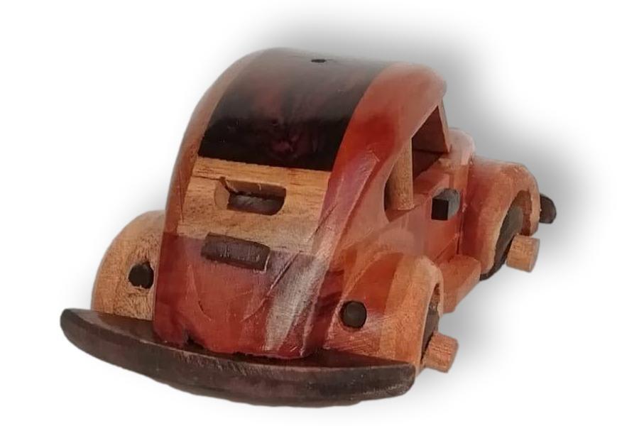 Auto artesanal en madera dura de 13cm.