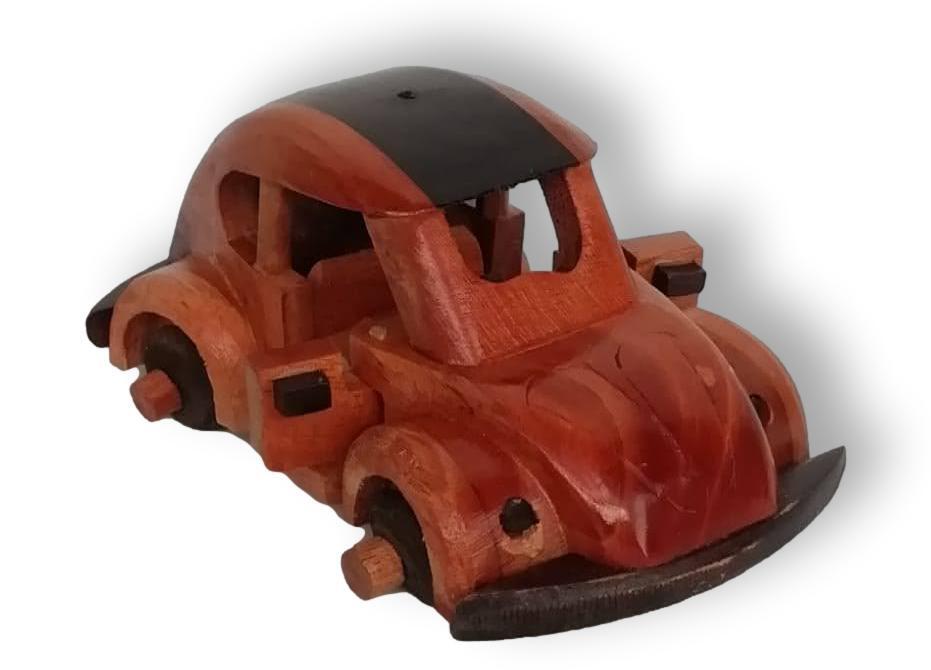 Auto artesanal en madera dura de 13cm.
