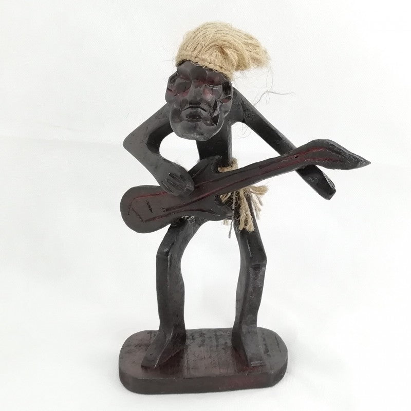 Hombrecito primitivo en madera con guitarra
