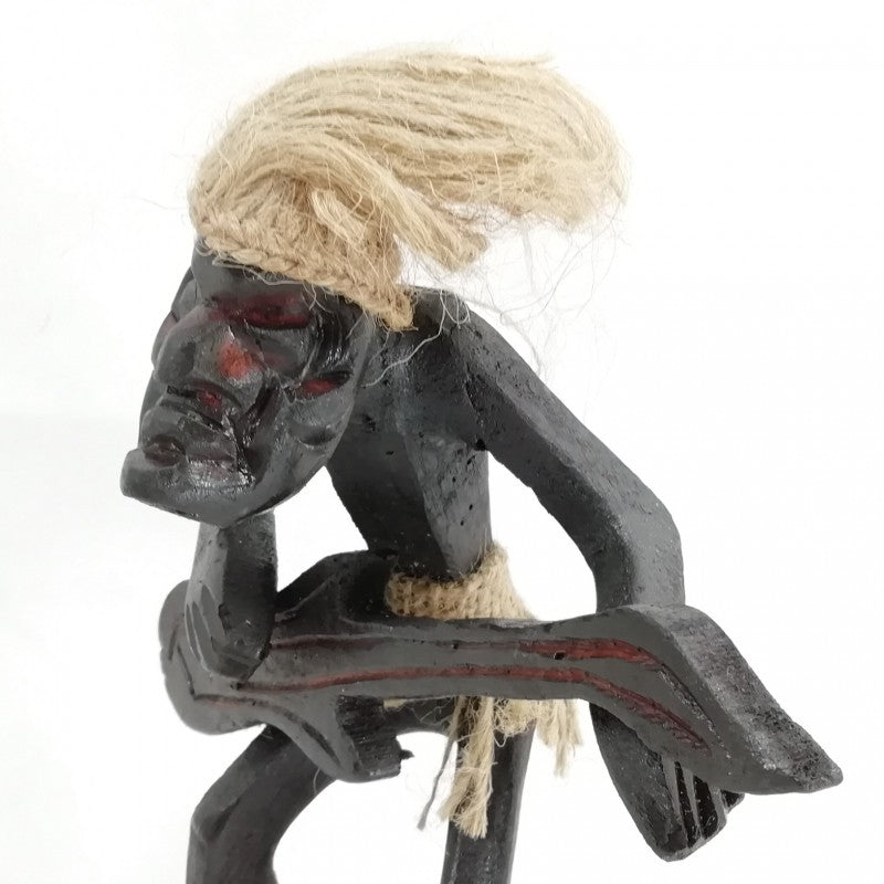 Hombrecito primitivo en madera con guitarra