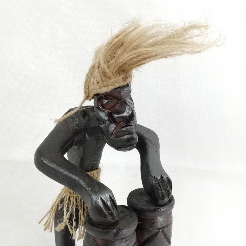 Hombrecito primitivo en madera con Tambores