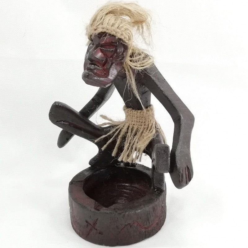 Cenicero de Hombrecito primitivo en madera