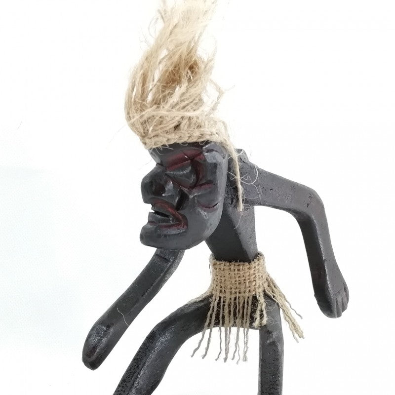 Hombrecito primitivo surfer