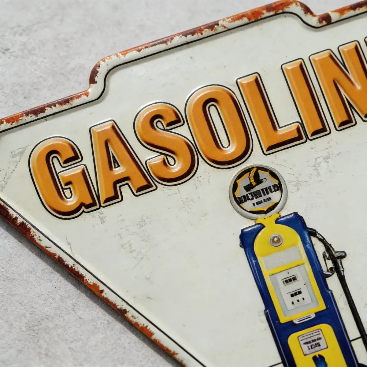 Chapa retro triangular modelo "Gasoline" con relieve